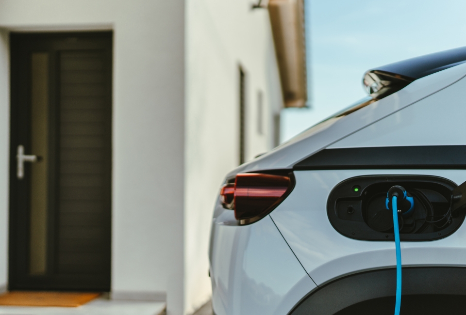 Elektromos Autó Töltése Otthon akár az ajtóban