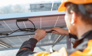 Napelem bekötése csatlakozók villanyszerelése