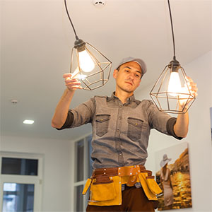 villanyszerelő ámpabekötés közben
