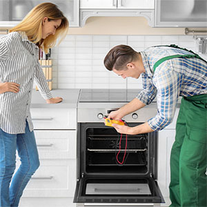 villanyszerelő villanytűzhely bekötés közben